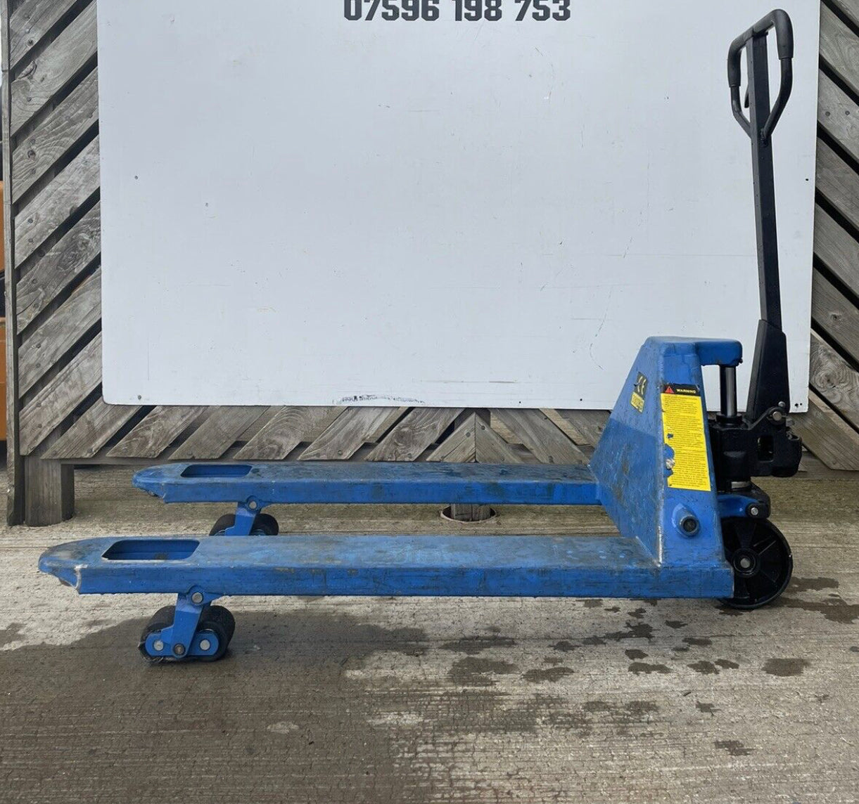 Wide pallet truck. Fork length 69cm width x 115cm Leg - Long 3 Tonne Lift