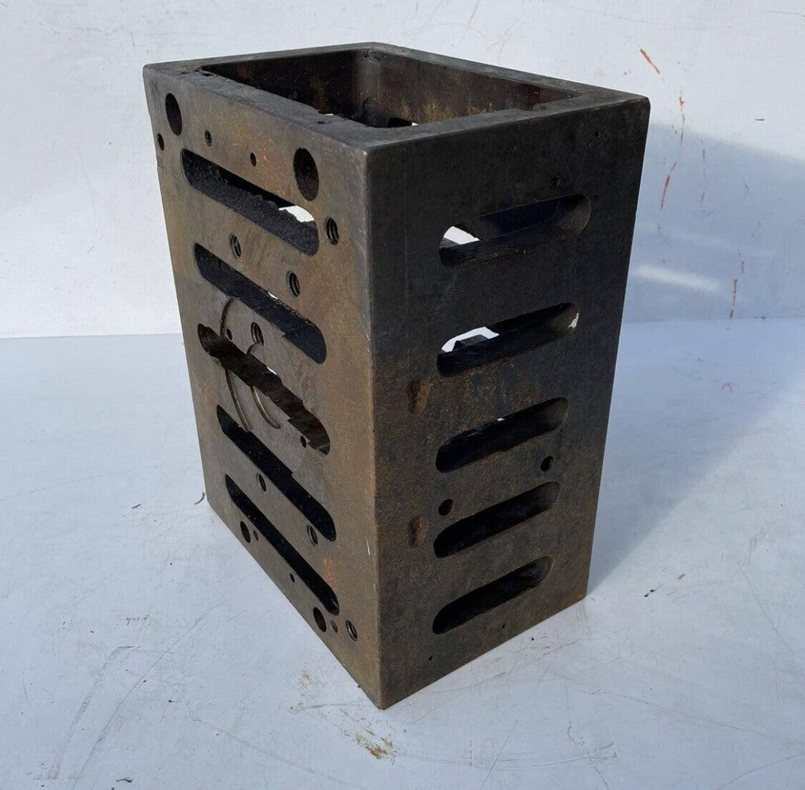 Tee Slotted Cast Iron Cube 31 cm x 16cm x 23cm x 25.25 x 26kg