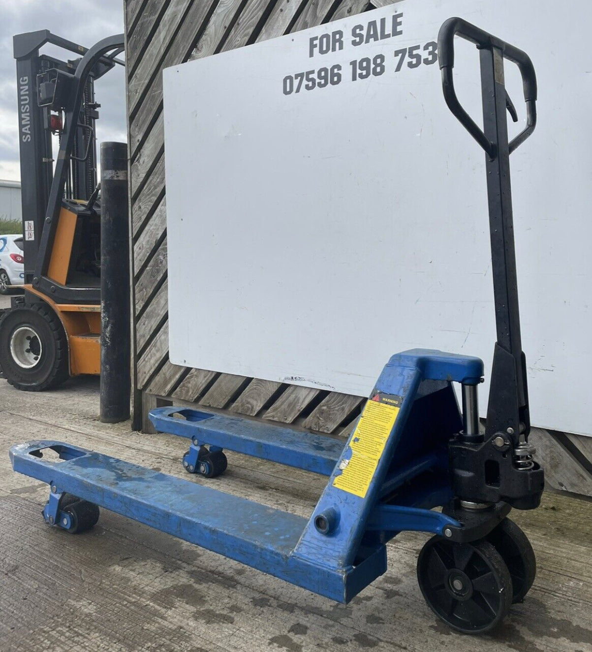 Wide pallet truck. Fork length 69cm width x 115cm Leg - Long 3 Tonne Lift