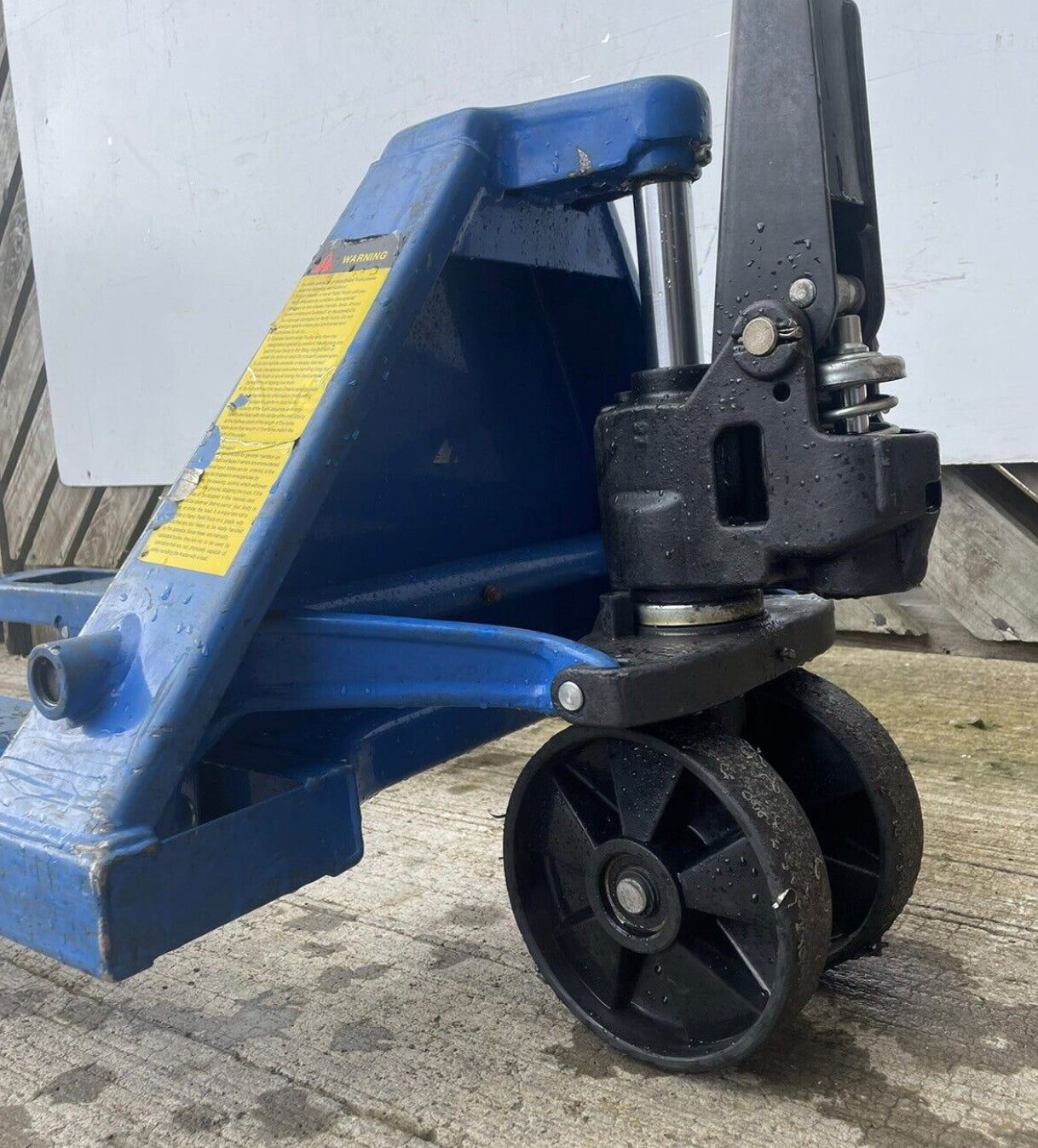 Wide pallet truck. Fork length 69cm width x 115cm Leg - Long 3 Tonne Lift