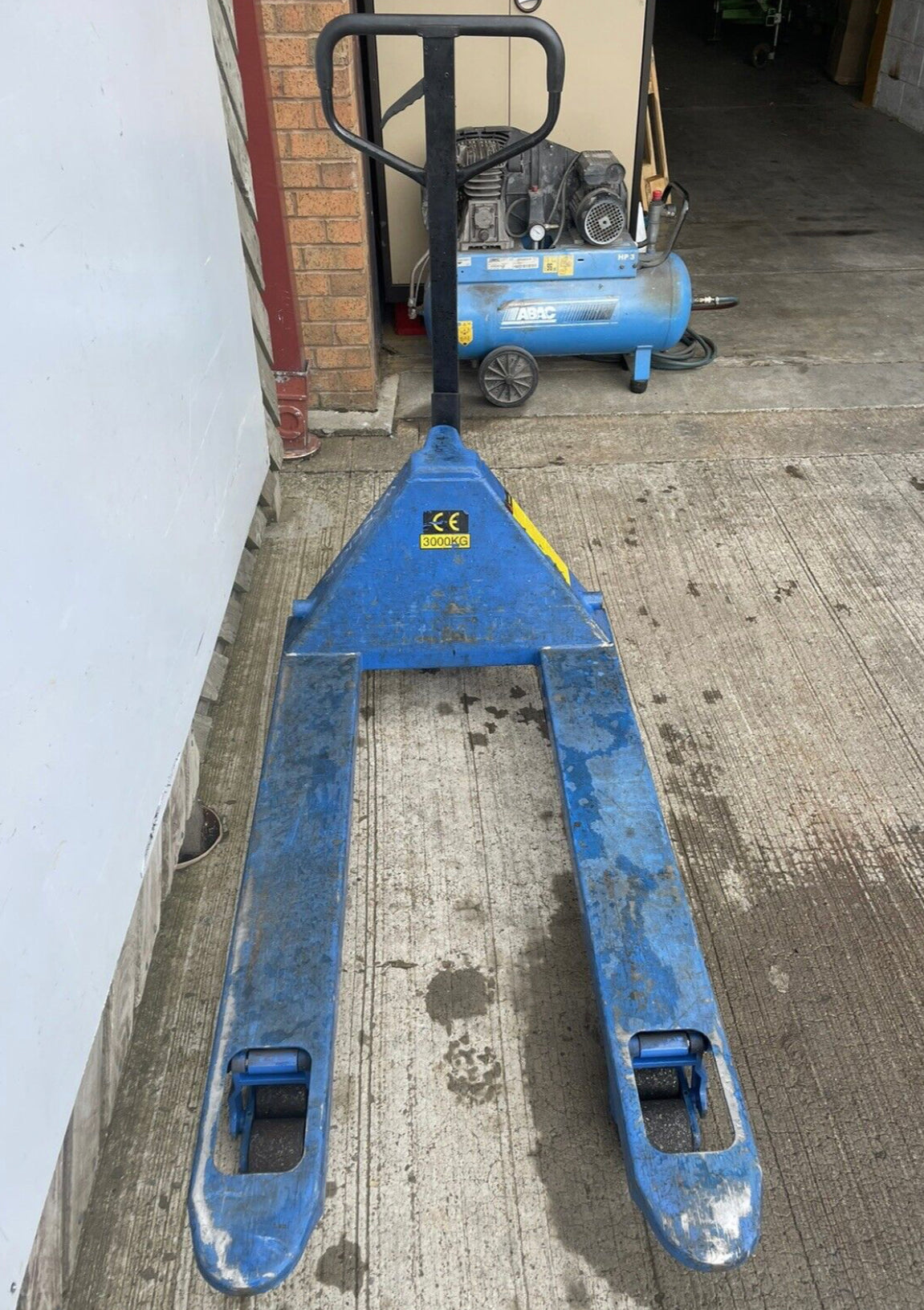 Wide pallet truck. Fork length 69cm width x 115cm Leg - Long 3 Tonne Lift