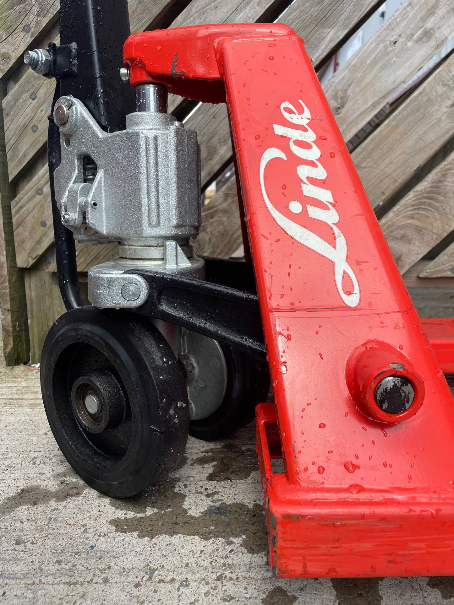 LINDE 2 mtr Long pallet truck - 2 tonne 2017 Model With Hand Brake