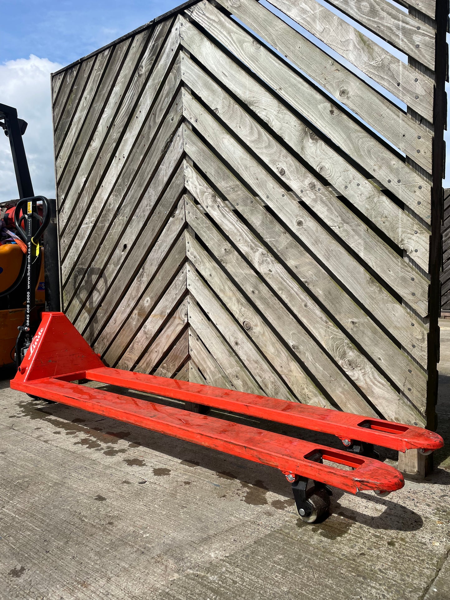 LINDE 2 mtr Long pallet truck - 2 tonne 2017 Model With Hand Brake